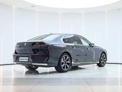 BMW 7 Series 2023 735Li Luxury Line - фото 3