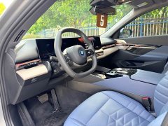 BMW i5 xDrive 50L Luxury Package - фото 3