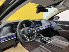 BMW 7 Series 2023 735Li Luxury Line - фото 3