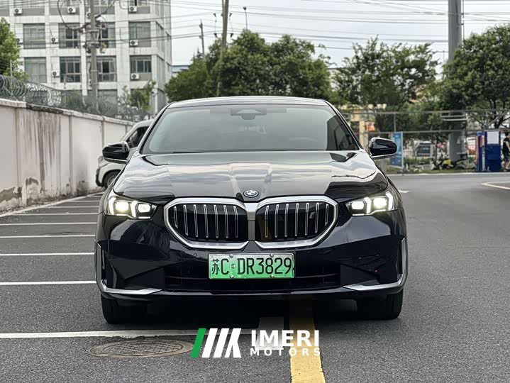 BMW i5 eDrive 35L Luxury Package - автомобиль из Китая