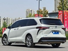 Toyota SIENNA 2.5L Hybrid Platinum Edition - фото 2