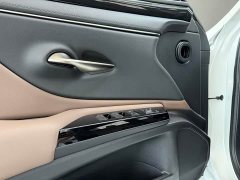 Lexus ES 300h Premium Edition - фото 14