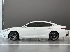 Lexus ES 300h Premium Edition - фото 4