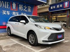 Toyota SIENNA 2.5L Hybrid Deluxe Edition - фото 2