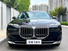 BMW 7 Series 2023 735Li Luxury Line - фото 2