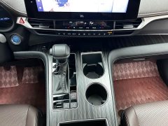 Toyota SIENNA 2023 2.5L Hybrid Platinum Edition - фото 13