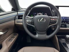 Lexus ES 300h Premium Edition - фото 10