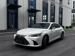 Lexus ES 300h Luxury Edition - фото 1