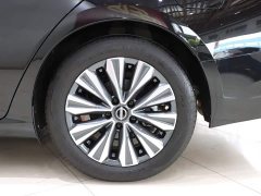 Nissan Altima 2.0L SV Black Gold Edition - фото 20