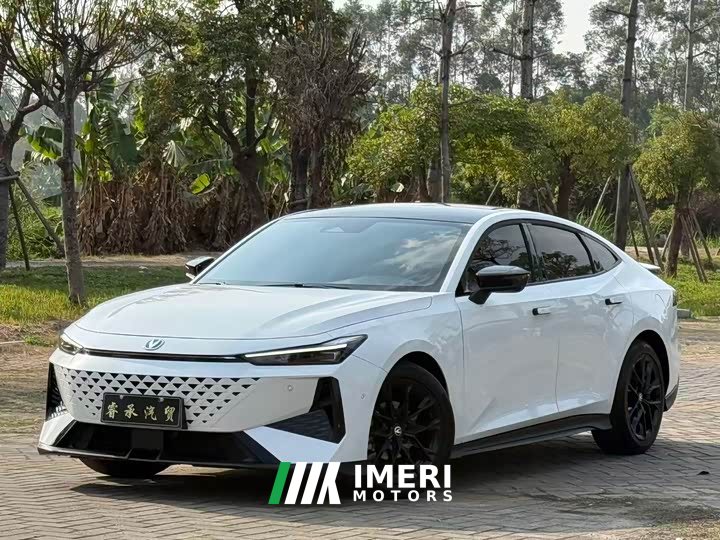 Changan UNI-V 1.5T smart pilot - автомобиль из Китая