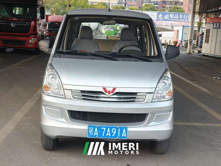 Wuling S 1.2L Version Edition5LSI - автомобиль из Китая