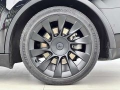 Tesla Model Y standard range rear-wheel drive version - фото 9