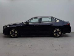 BMW 5 Series 2024 530Li Leading M Sports Package - фото 3