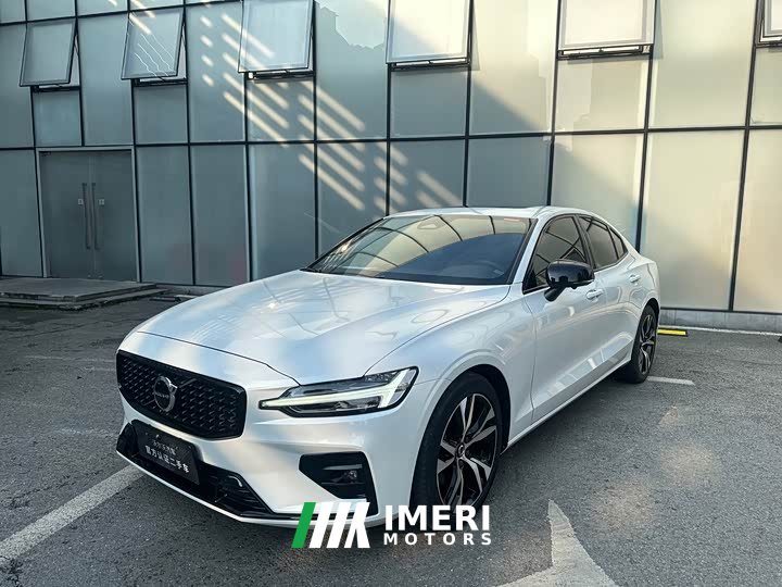 Volvo S60 2024 B5 Zhiya Sports Edition - автомобиль из Китая