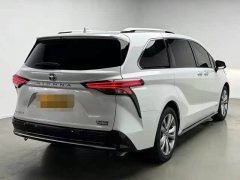 Toyota SIENNA 2.5L Hybrid Premium Edition - фото 4