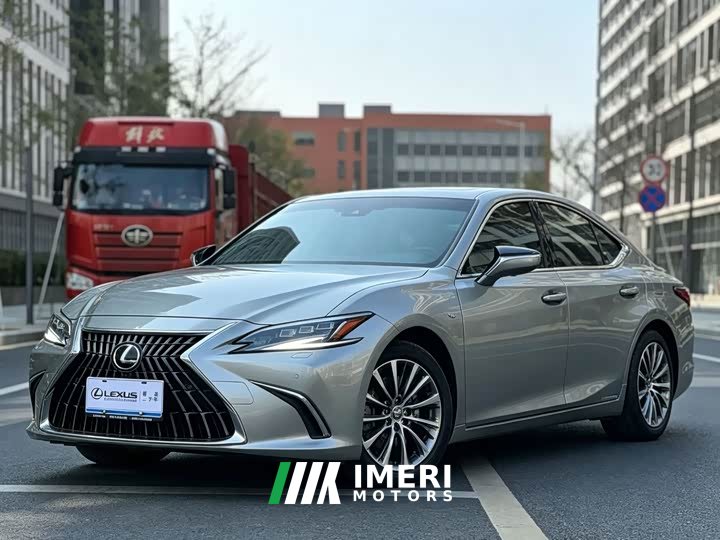 Lexus ES 2022 300h Luxury Edition - автомобиль из Китая