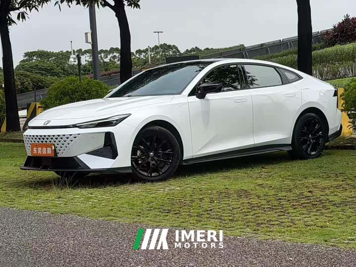 Changan UNI-V 1.5T Deluxe Version - автомобиль из Китая