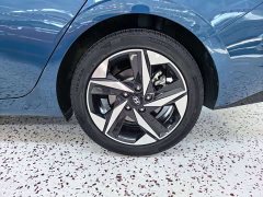 Hyundai Elantra 1.5L CVT LUX Premium Edition - фото 16