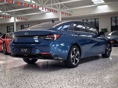 Hyundai Elantra 1.5L CVT LUX Premium Edition - фото 18