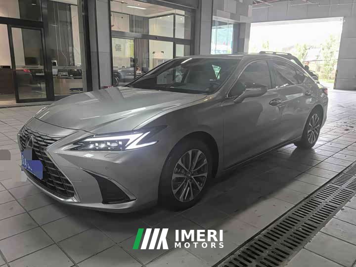 Lexus ES 300h Premium Edition - автомобиль из Китая