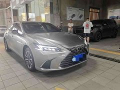 Lexus ES 300h Premium Edition - фото 3