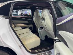 Yangwang Looking up at U7 PHEV five-seater luxury version - фото 11