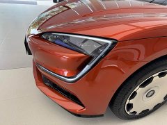 Yangwang Looking up at U7 PHEV five-seater luxury version - фото 4