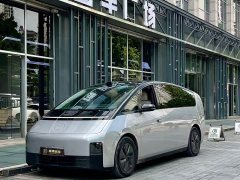 Li Auto Ideal MEGA Ultra - фото 1