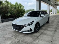 Hyundai Elantra 2023 1.5L CVT LUX Premium Edition - фото 1