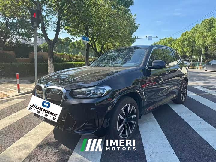 BMW iX3 leading - автомобиль из Китая