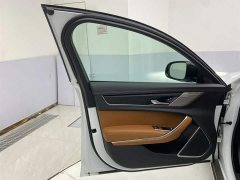 Jaguar XFL 2.0T P300 four-wheel drive flagship sports gold version - фото 16