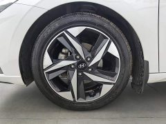 Hyundai Elantra 1.5L CVT LUX Premium Edition - фото 17