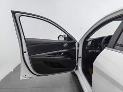 Hyundai Elantra 1.5L CVT LUX Premium Edition - фото 8