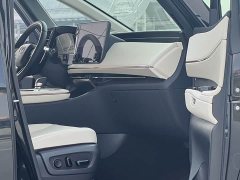 Lexus LM 500h six-seater premium version - фото 7