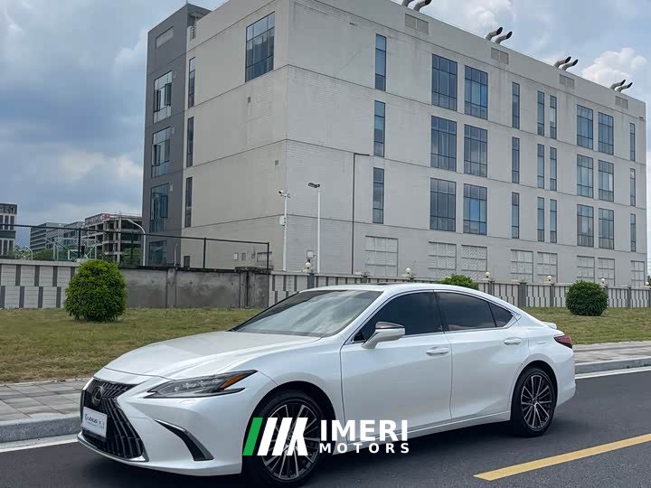 Lexus ES 2022 300h Premium Edition - автомобиль из Китая