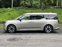 Volvo EM90 2025 Ultra six-seater - фото 3