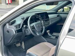 Lexus ES 300h Premium Edition - фото 3