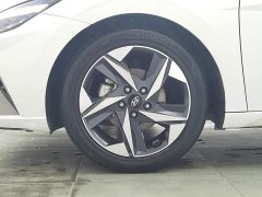 Hyundai Elantra 1.5L CVT LUX Premium Edition - фото 17