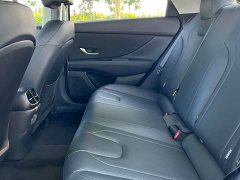 Hyundai Elantra 1.5L CVT LUX Premium Edition - фото 9