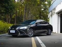 Lexus ES 300h Premium Edition - фото 1