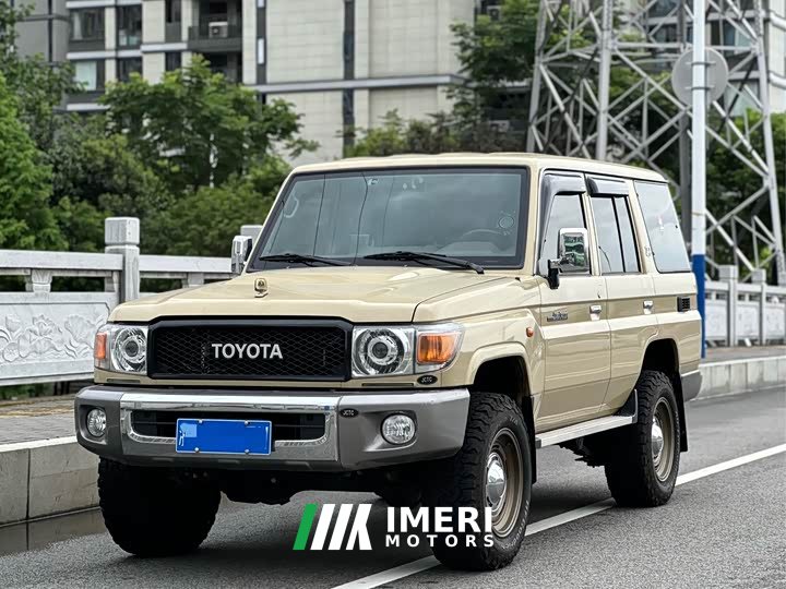 Toyota Land Cruiser (Imported) LC76 2022 4.0L Manual - автомобиль из Китая