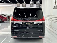 Lexus LM 300h Edition - фото 4