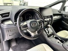 Lexus LM 300h Edition - фото 7