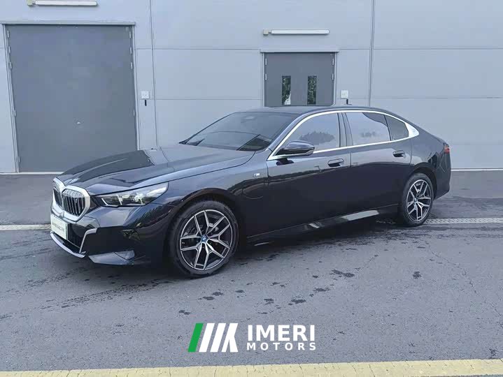 BMW i5 eDrive 35L M - автомобиль из Китая
