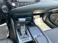 Lexus ES 300h Premium Edition - фото 13