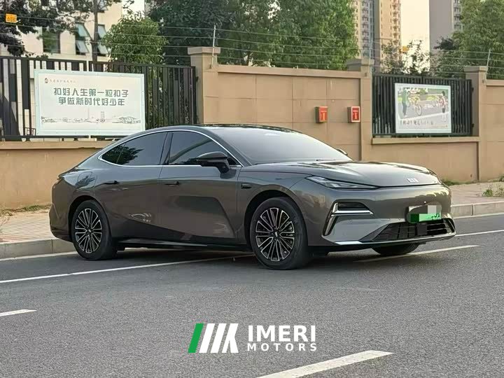 Geely 8 130km EM-P Edition - автомобиль из Китая