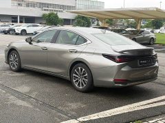 Lexus ES 300h Edition - фото 7