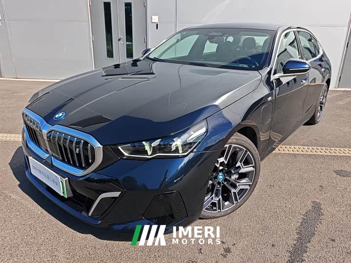 BMW i5 xDrive 50L M - автомобиль из Китая