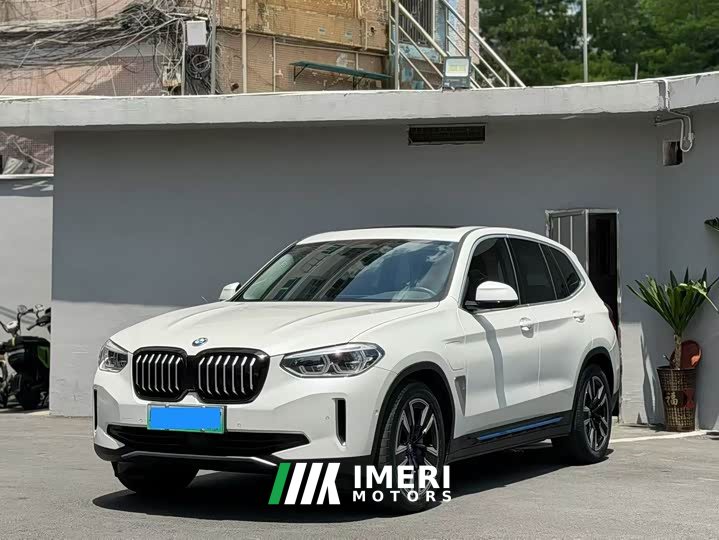 BMW iX3 facelift leading - автомобиль из Китая