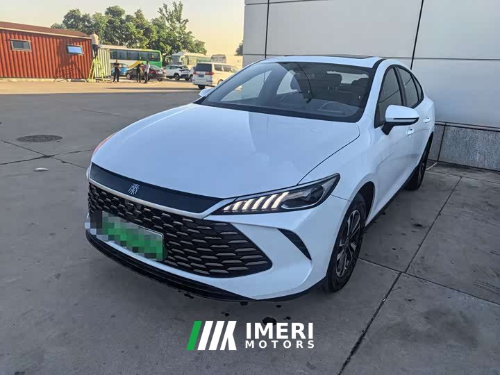 BYD Qin PLUS DM-i 210KM aggressive - автомобиль из Китая